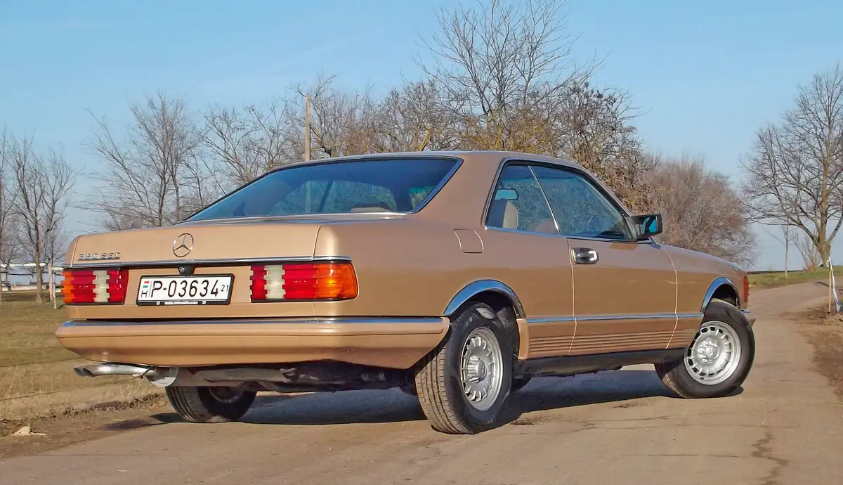 A Mercedes-Benz 380 SEC oldalát is műanyagozás védi, az első sorozatnál bordás, 1985 után simára cserélték