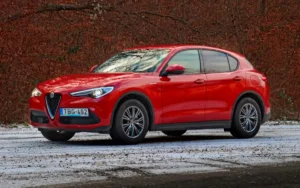 Ez már az első ráncfelvarrás utáni Alfa Romeo Stelvio , Xenon-fényszórókkal. A piros az Alfánál hagyományosan kényes szín, itt eddig jól bírja