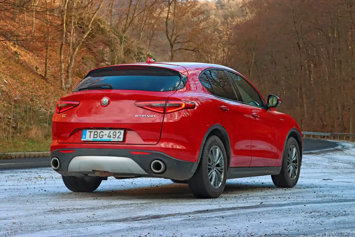 Az Alfa Romeo Stelvioban mélyről nyílik a csomagtartó, befelé nincs küszöbe. A szürke külső műanyagfelületeket már megviselte az idő