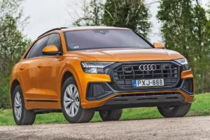 Az Audi Q8 bírja a strapát: acélrugókkal 2,8, légrugókkal 3,5 tonnát vontathat, a tetőn 100 kilónyi holmi rögzíthető