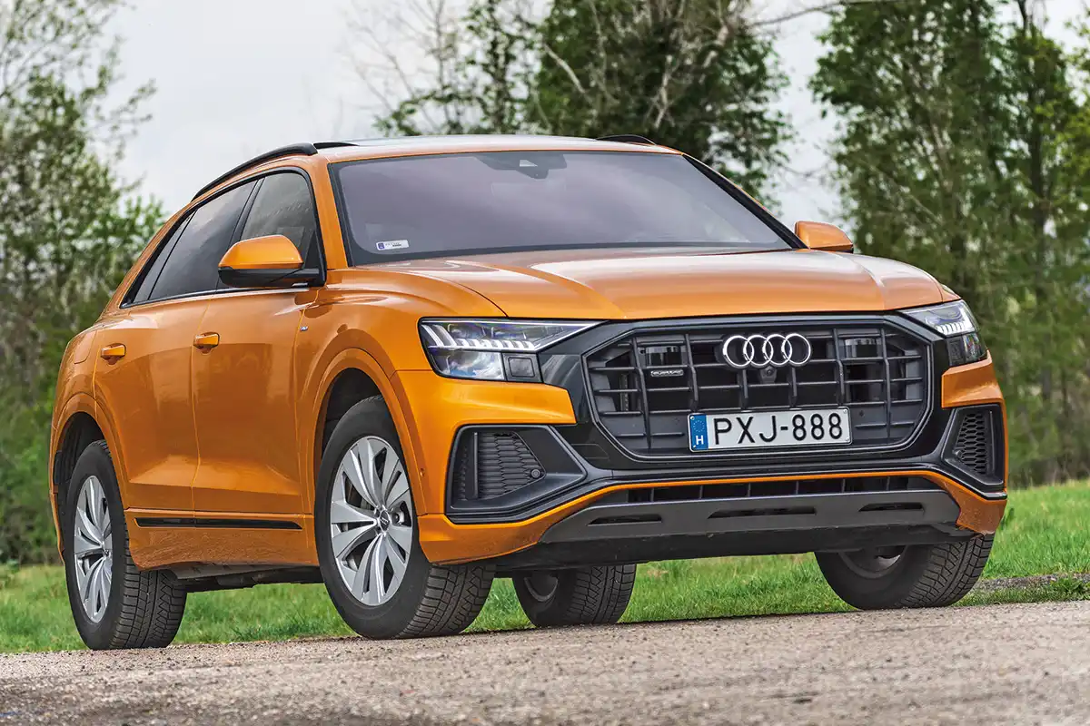 Az Audi Q8 bírja a strapát: acélrugókkal 2,8, légrugókkal 3,5 tonnát vontathat, a tetőn 100 kilónyi holmi rögzíthető