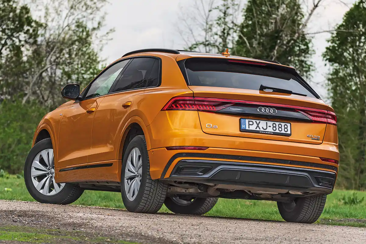 Az Audi Q8 állítólag innen nézve hasonlít a legjobban az Ur-quattróra. A legkisebb alufelni is 19 colos, a rakodóperem 820 mm magas