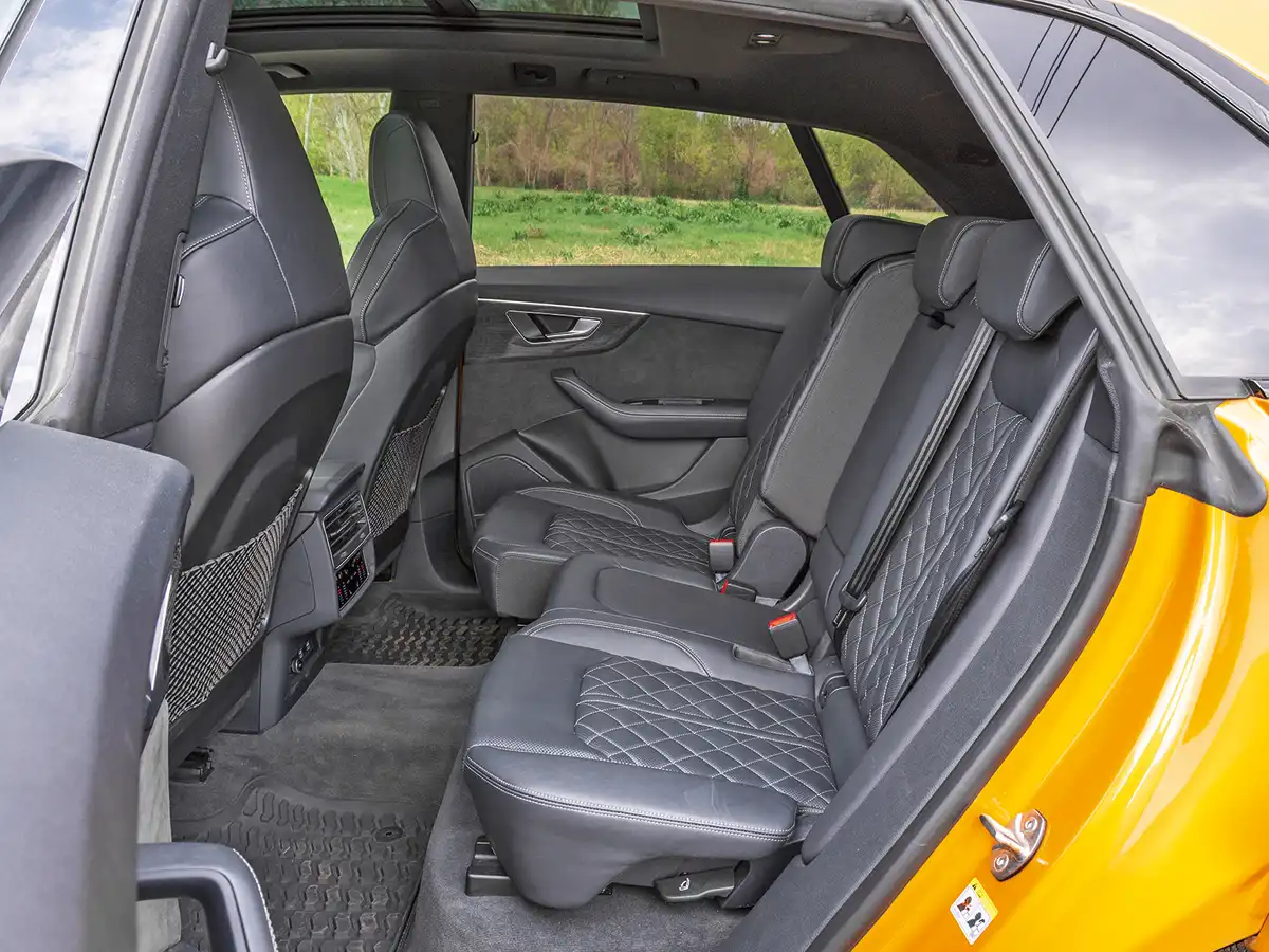 Az Audi Q8 helykínálata nagyvonalú, három átlagos termetű felnőtt is elfér, az ülőlap 480 mm hosszú
