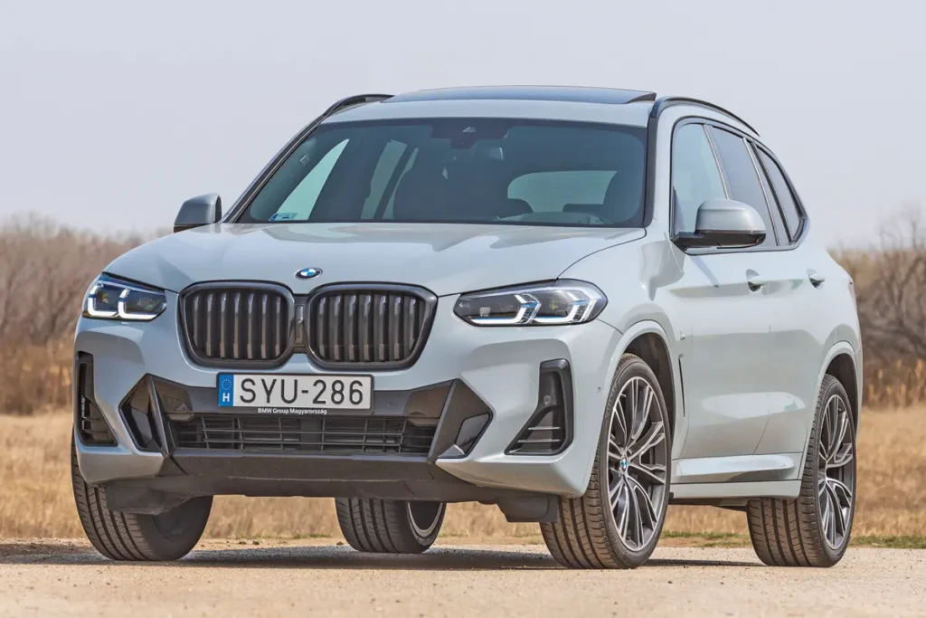 A BMW X3 lökhárítóik újak, a fekete részletek az M Sport csomaggal jönnek. A lézeres távfényszóró automata vezérlése hibátlan, azonnal kitakarja a szemből feltűnő járművet