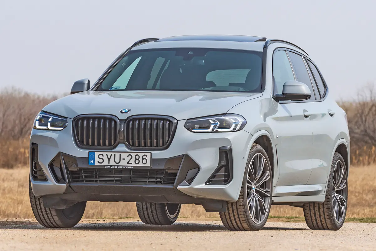 A BMW X3 lökhárítóik újak, a fekete részletek az M Sport csomaggal jönnek. A lézeres távfényszóró automata vezérlése hibátlan, azonnal kitakarja a szemből feltűnő járművet