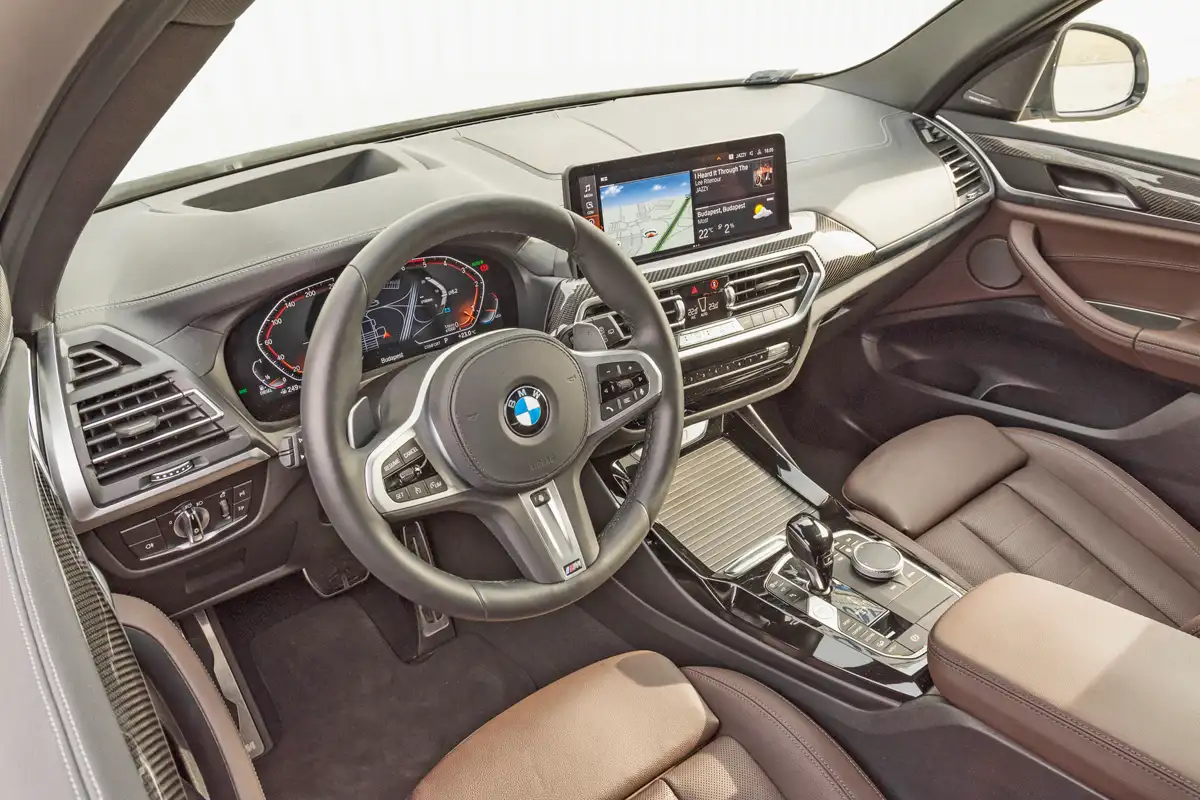 A BMW X3-ban könnyű eligazodni a pulton, a középső képernyő méretét megnövelték. A legfontosabb információk head-up kijelzőn is követhetők