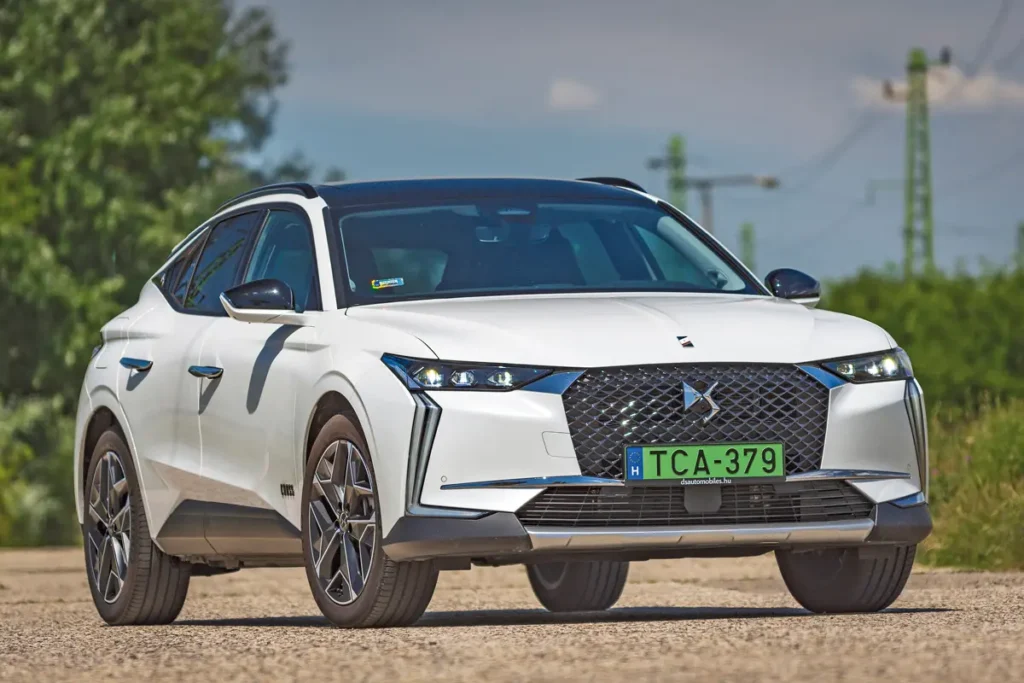 Önálló karaktere van, de a DS logó láttán még sokan nem tudják, mit látnak. A DS 4 Cross nem kaphat fekete tetőt, ellenben fekete tetősínek csak ehhez járnak