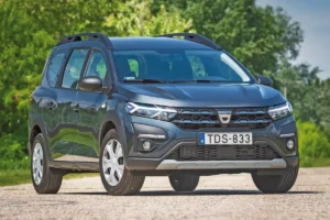 Minden Dacia Jogger fényszórója LED-es, az egyedi nappali menetfény a márkaarculat fontos eleme. Hiába vadonatúj modell, ez a frontrész máris „kiment a divatból”, jön a módosított
