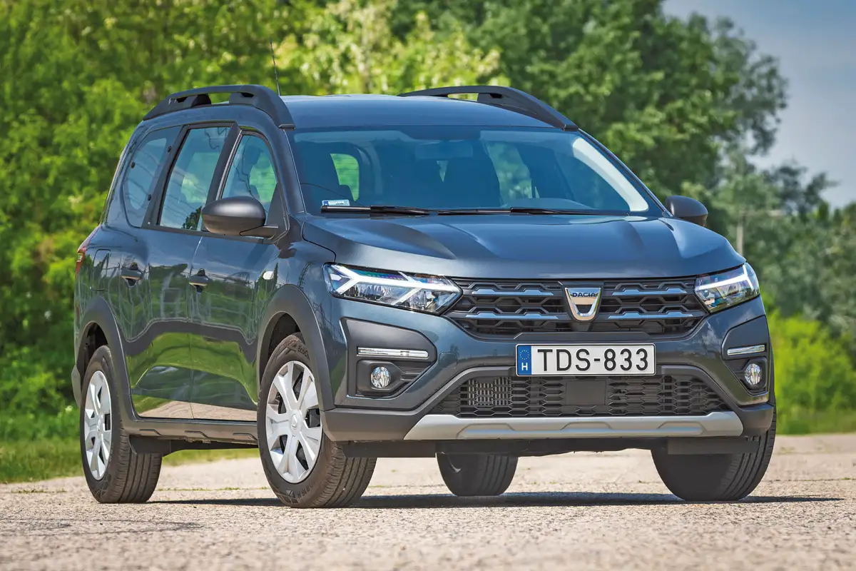 Minden Dacia Jogger fényszórója LED-es, az egyedi nappali menetfény a márkaarculat fontos eleme. Hiába vadonatúj modell, ez a frontrész máris „kiment a divatból”, jön a módosított