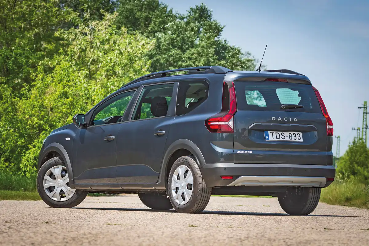 Első pillantásra a Dacia Jogger kombi volvósra sikeredett a far, mind a vállas lámpákkal, mind a függőleges kialakítással – utóbbi miatt könnyű belőni az autó végét