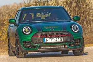 4,9 s alatt van százon, és a Mini Clubman JCW az első Mini, amelynél elektronika szabályozza 250 km/h-ra a végsebességet