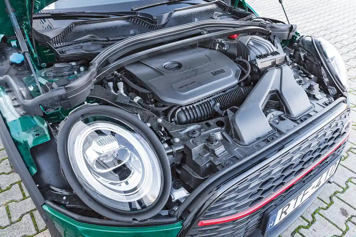 Erős és nyomatékos a BMW-turbómotor. Mini-jellegzetesség, hogy a fényszórók nem nyílnak a gépháztetővel együtt