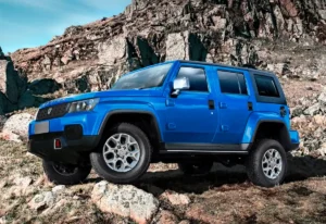A Mobius 3 lényegében egy strapabíró terepjáró, amely alapfelszereltségként fejlett vezetési és infotainment funkciókat kínál. A 3 év / 60 000 km-es Mobius garancia és a hivatalos szerviztámogatás kivételes megbízhatóságot biztosít.