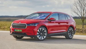 Pluszpénzért kivilágítható a hűtőmaszk, ami itt kizárólag látványelem, funkciója nincs. A kilincsek hagyományosak, jó fogásúak, a Skoda Enyaq ezzel nem bohóckodik