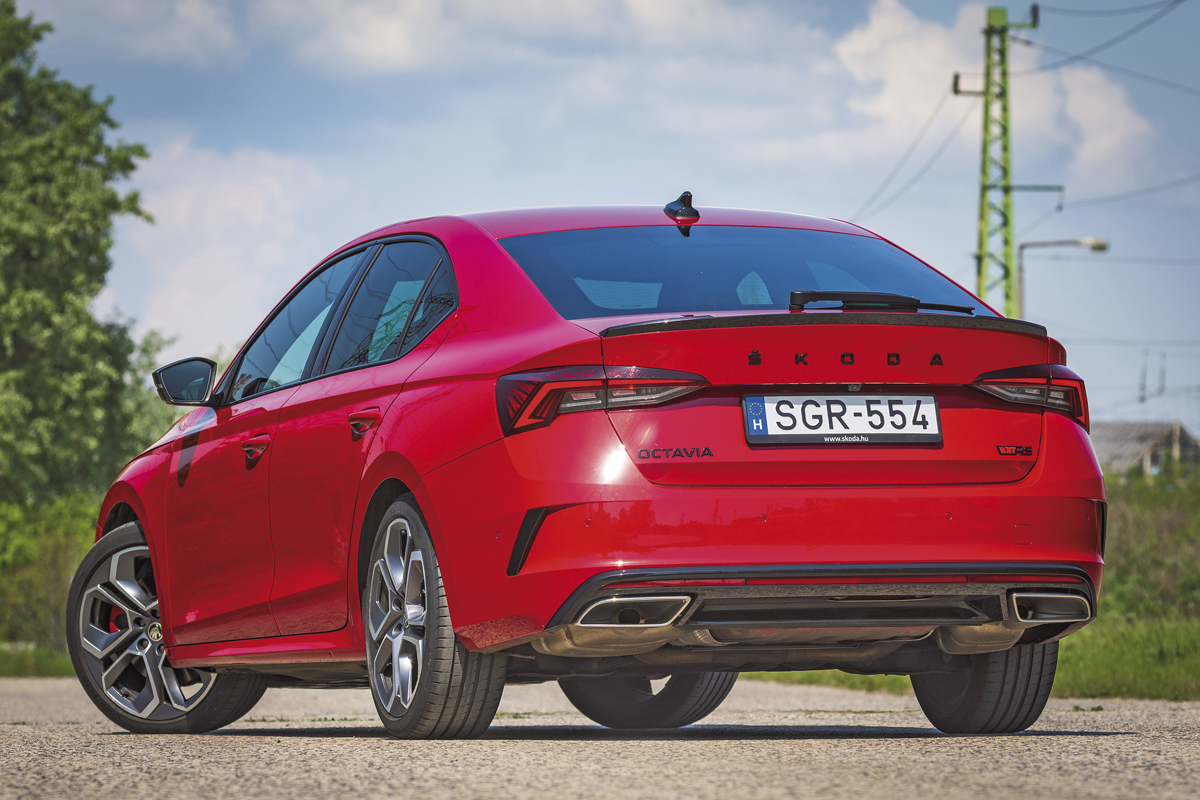 Csak a fekete felirat és az RS logó árulja el, hogy nincs ennél feljebb a Skoda Octaviák között