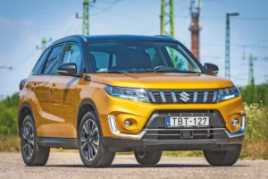 Sokan választják ezt a látványos sárga színt és hozzá a fekete tetőt. A 17 colos alufelninél nincs nagyobb, de a Suzuki Vitara GLX-nél az élek festés helyett polírozottak