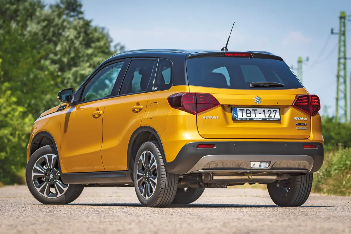175 mm a hasmagasság, ez meghaladja a személyautókét, de komoly terepre így sem való a Suzuki Vitara, az összkerékhajtás (AllGrip) elsősorban a menettulajdonságokat javítja