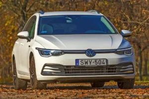 A Volkswagen Golf Style szerényen, krómmal díszített, a diódás fényszórók igazodnak az időjárási körülményekhez és statikus kanyarfény is van
