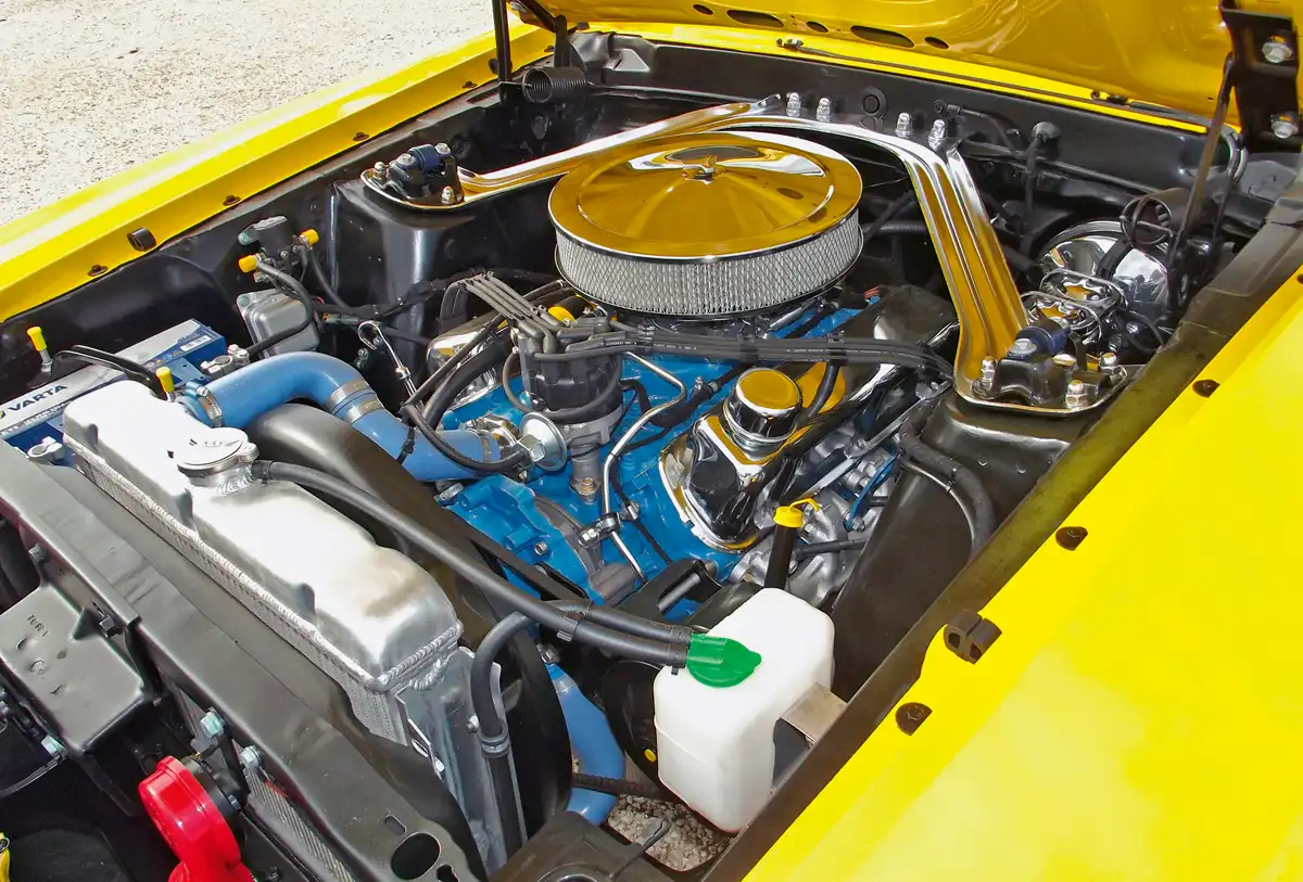 Kéttorkú Motorcraft porlasztó eteti az 5,0 l-es V8-ast. Az átlag 18 l/100 km