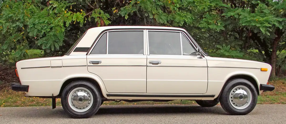 Az orosz útviszonyok miatt a Lada 1500S hasmagassága 17 cm, a fekete műanyagrácsok és küszöblécek a nyolcvanas évek második felében jelentek meg