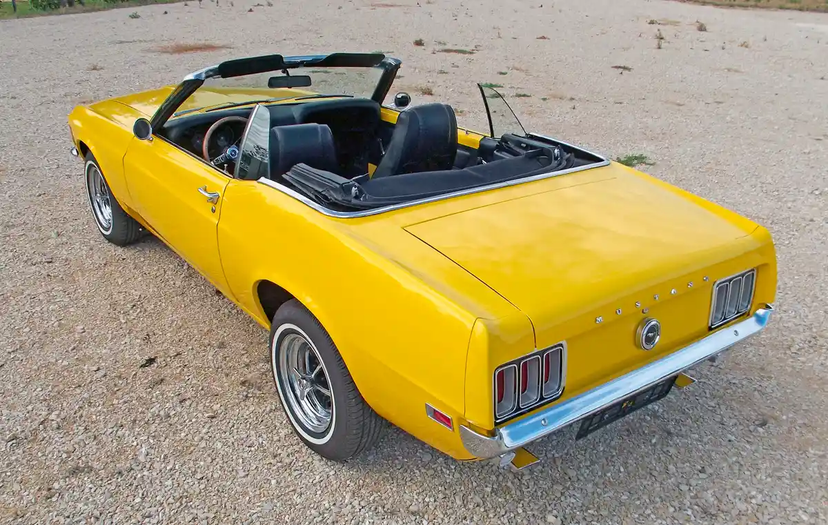 Legveszélyesebb piaci ellenfele a Chevy Camaro és a Pontiac Firebird volt