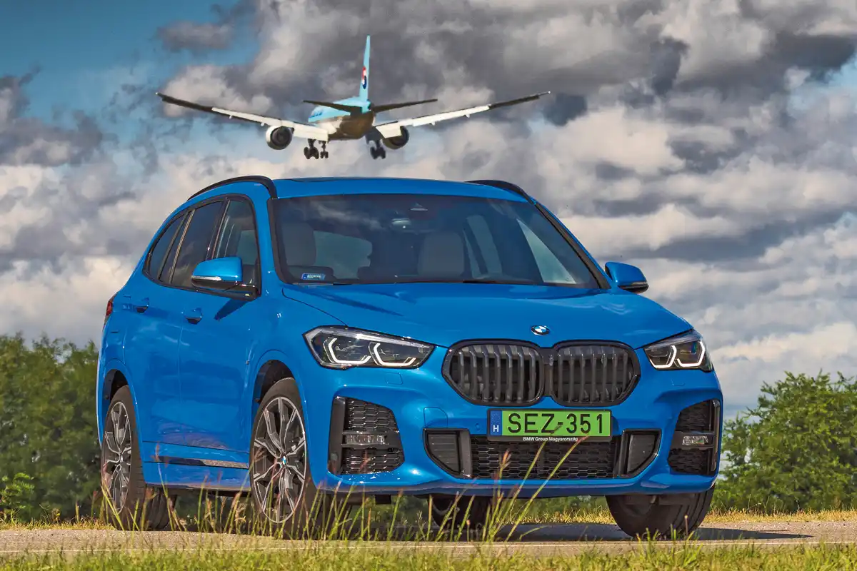 Kisautó vehető annyi pénzből, amennyiért csak extrákat pakoltak a BMW X1 M Sport csomagos tesztautóra. A kerékjáratok ívét, a küszöböket és a lökhárítók alját ennél színre fújják