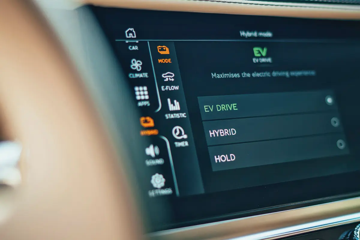 Háromféle üzemmód szerint működhet a hibrid rendszer, a Bentley szerint az ügyfelek használják az elektromos EV-t és rendszeresen töltik is az autójukat