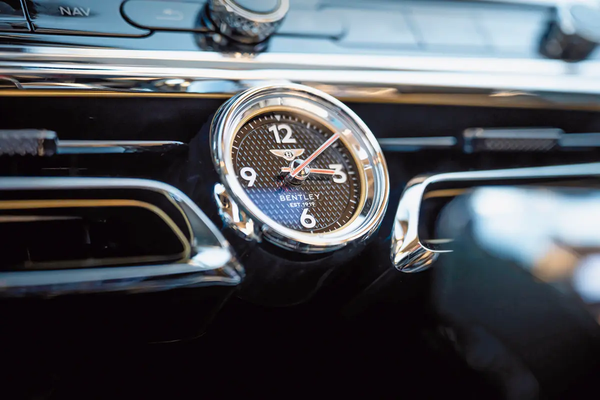 Bentley-ben nincs japán kvarcóra, a márka „időmérő” partnere a svájci Breitling, amely egyedi karórákat is tervez egy-egy ritka típushoz