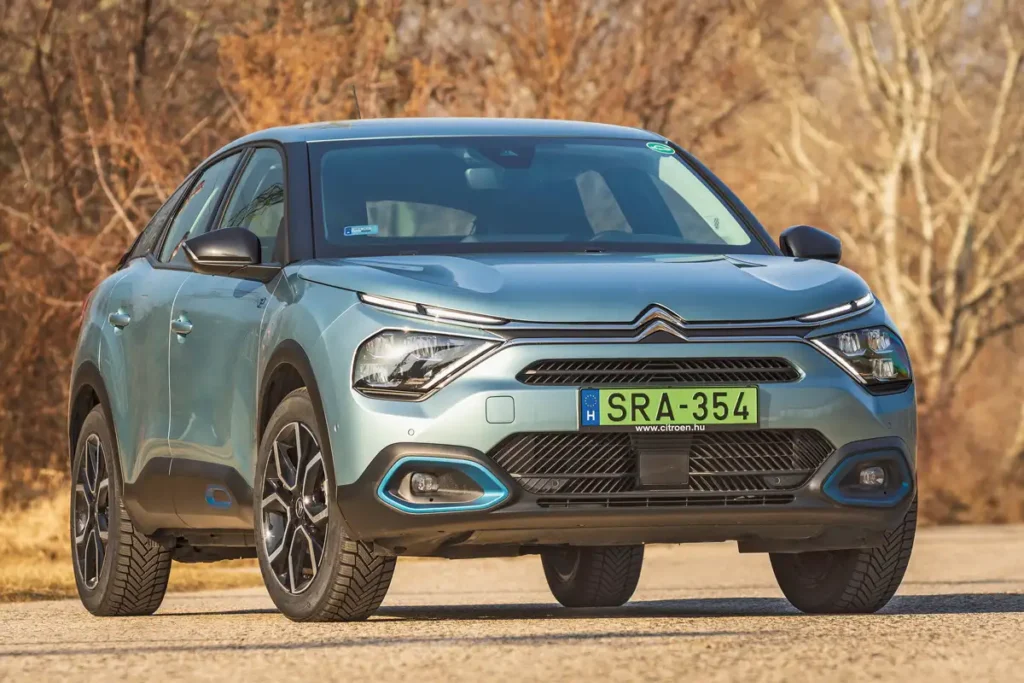 Nem csal az optika, tényleg nagyobb a hasmagassága a Citroën ë-C4-nek, mint a normál kompaktoknak. Az előre beépített villanymotor az első kerekeket hajtja