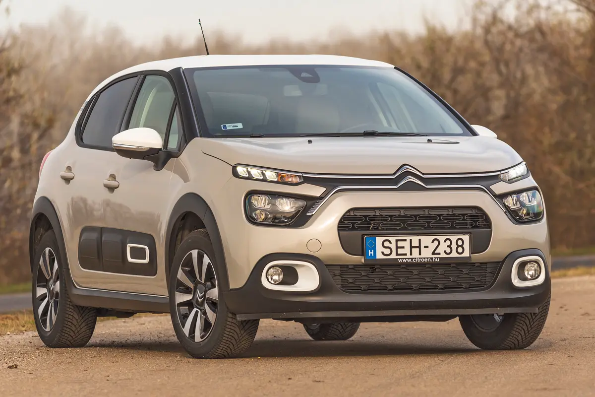 Minden Citroën C3-as LED-fényszórós, de az alap Live diódás nappali menetfényeket nem kap, ahogy a műanyag kerékívek és küszöbök is hiányoznak róla