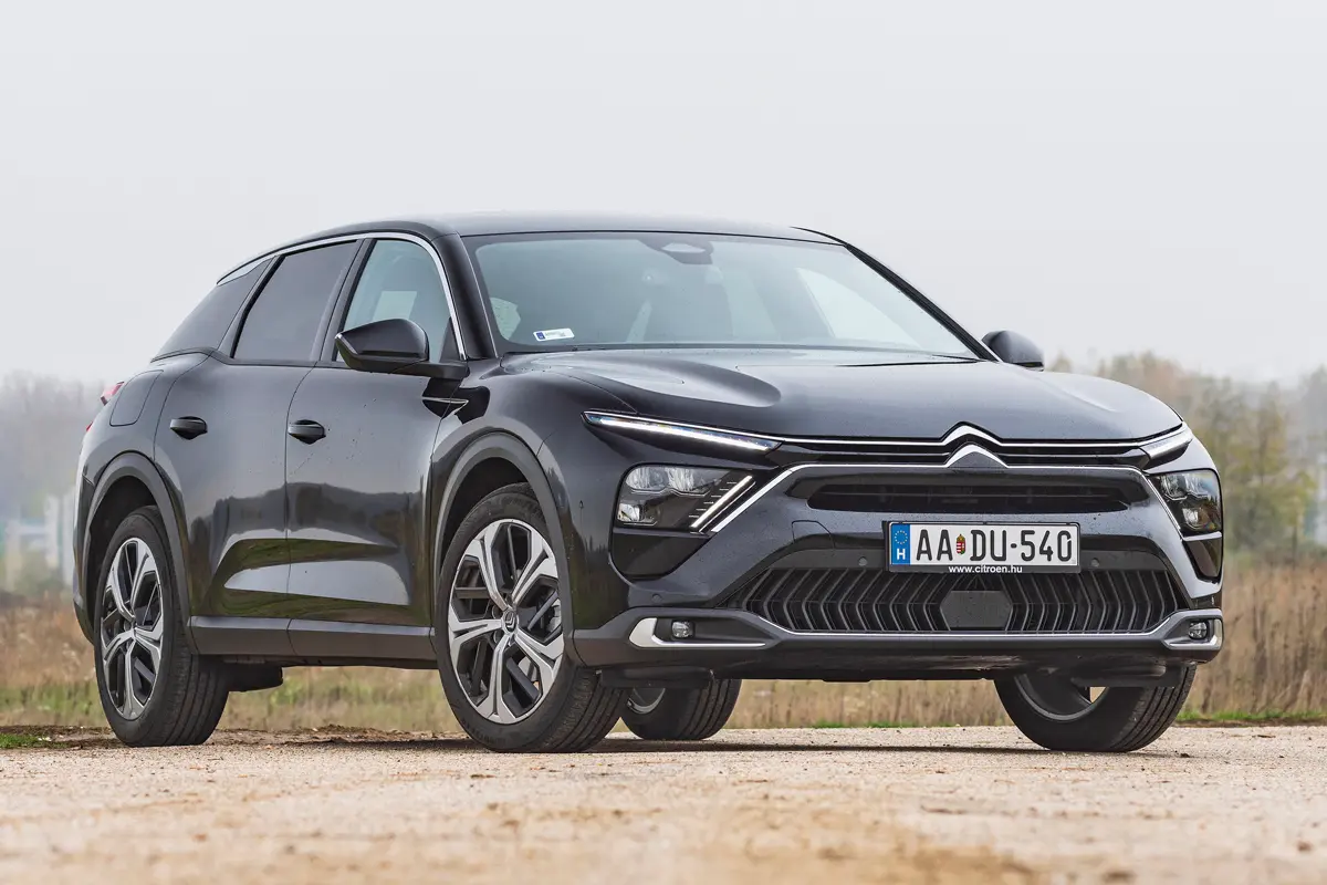 Kínai gyártásból érkezik a Citroën C5 X. A ködfényszórók egyben kanyarfények is, alufelniből csak 19 colos méret van, 17-eseket az alap Feel-re szerelnek