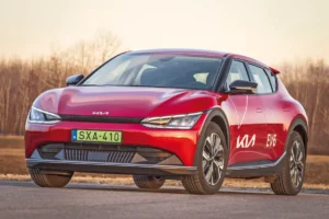 Minden fényforrás LED-es, de adaptív fényszórót az Air nem kaphat. A hasmagasság 160 mm, az alufelnik 19 és 20 colosak, a 21-es garnitúra a GT kiváltsága