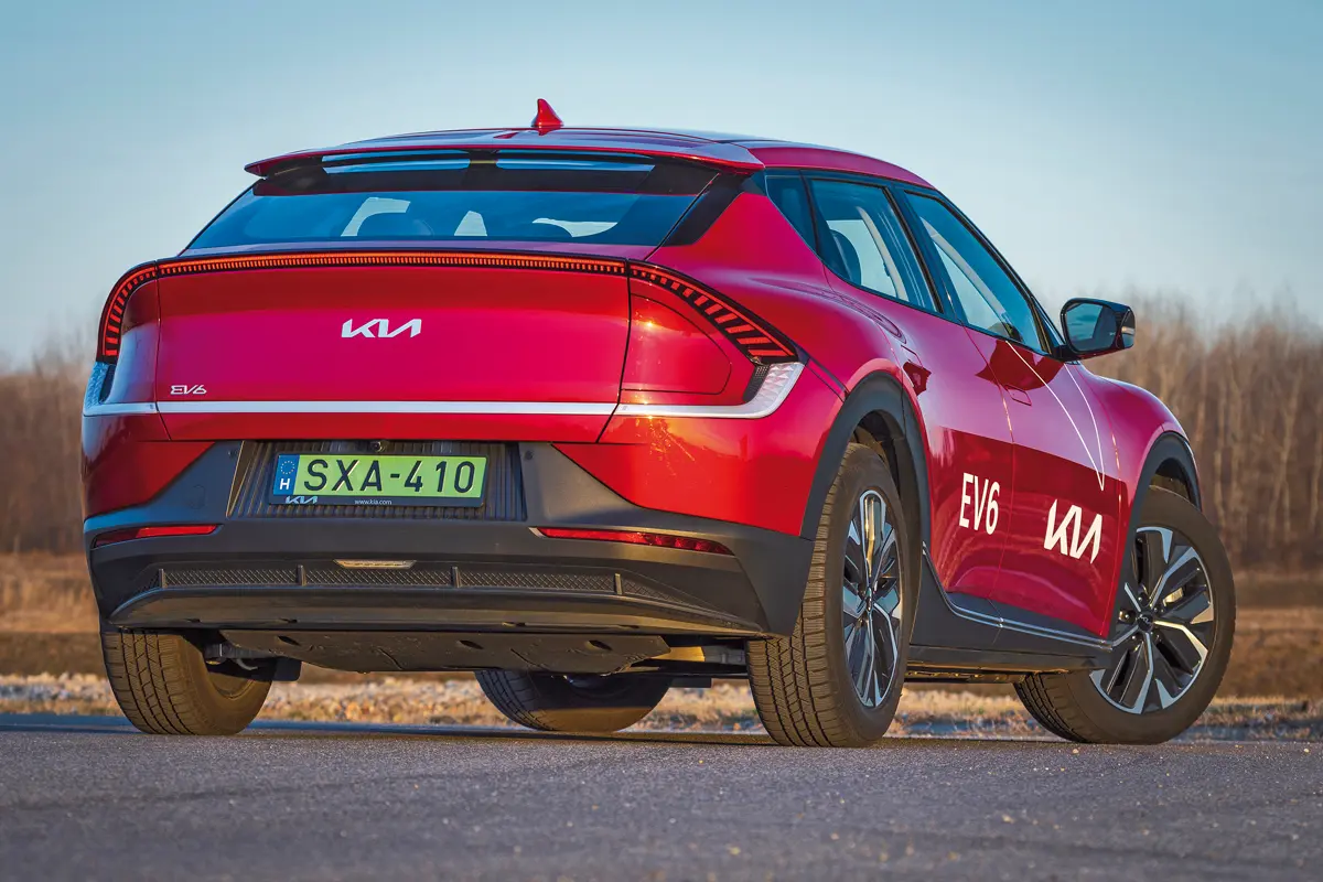 Futurisztikus a hátsó lámpa, a rakodóperem magas (735 mm). A 170 LE-s kivitelek 750 kilós utánfutót húzhatnak, függetlenül attól, hogy a vontatmány fékezett-e, vagy sem