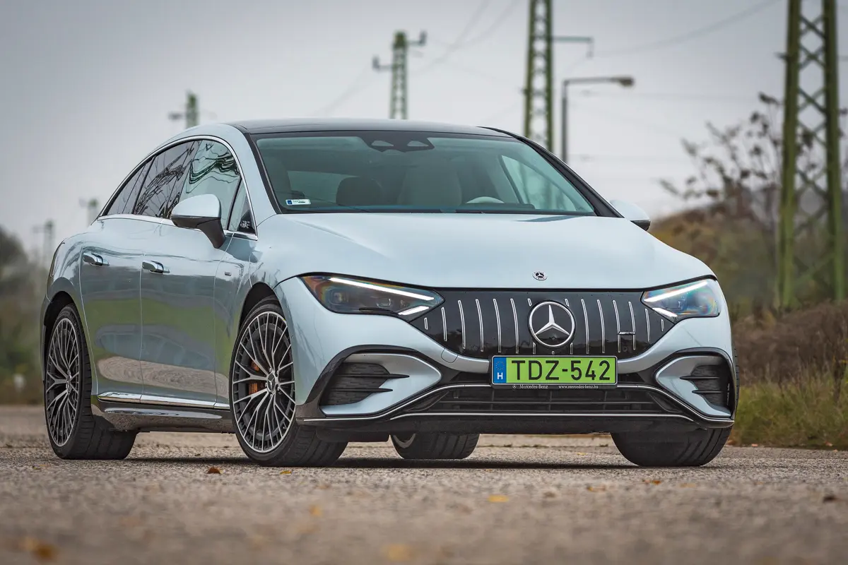 Pálcás maszkot hordanak a Mercedes AMG-k. A kapszulaformát elsősorban a csekély légellenállásra való törekvés szülte, nem véletlen a hasonlóság az EQS limuzinnal