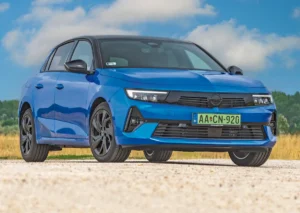 Teljesen eltérő a lemezmunka a Peugeot-étól, az Opel Astra kevésbé cizelláltabb, mint a 308-as, de minden részlete a helyén van