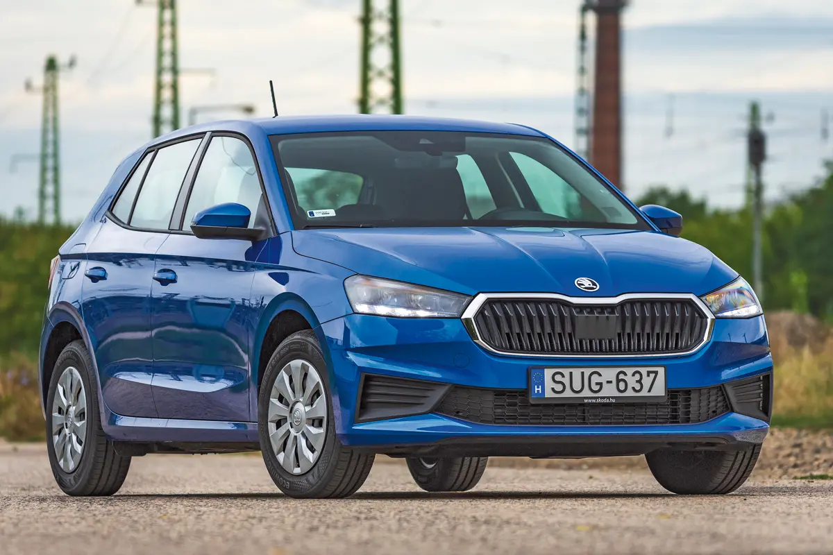 Nem süt róla, hogy alapmodell a Skoda Fabia. Nincsenek felesleges sallangok, még a LED-es menetfényekkel sem játszottak, mint a márkák általában. Ez a kék felármentes, minden más színért (igen, a sima fehérért is) fizetni kell