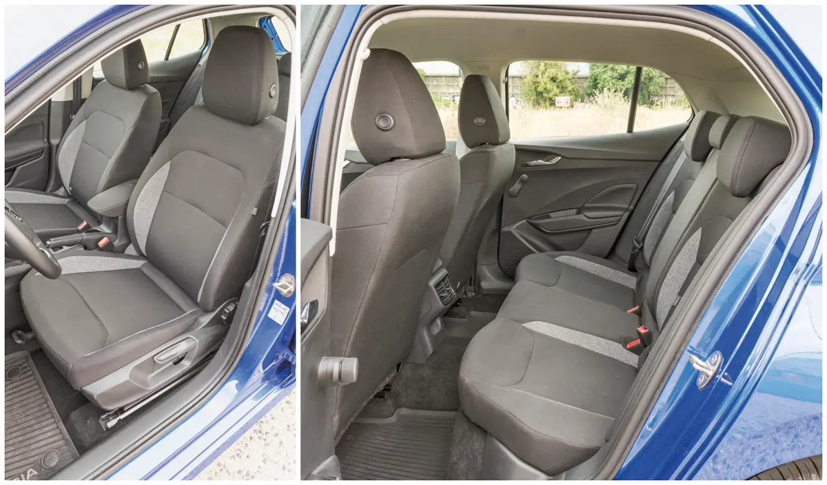 Elöl-hátul tágas a Skoda Fabia, az első ülőlapok hossza 520, a hátsóké 475 mm. Mindkét oldalon hiányoznak a tetőkapaszkodók