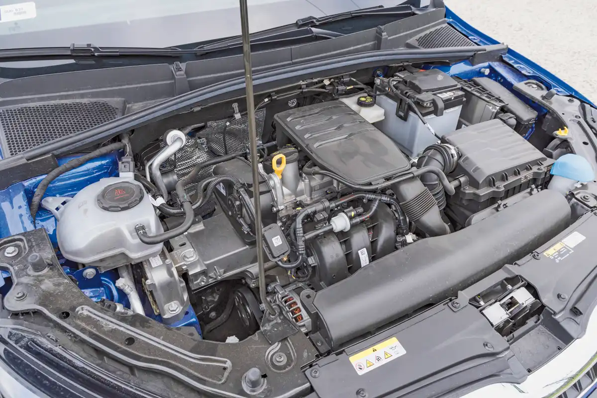Nem burkolták be a Skoda Fabia motorját, mégsem zajos az 1,0 l-es szívó háromhengeres. Az erejével nem villog, de a fogyasztása kedvező