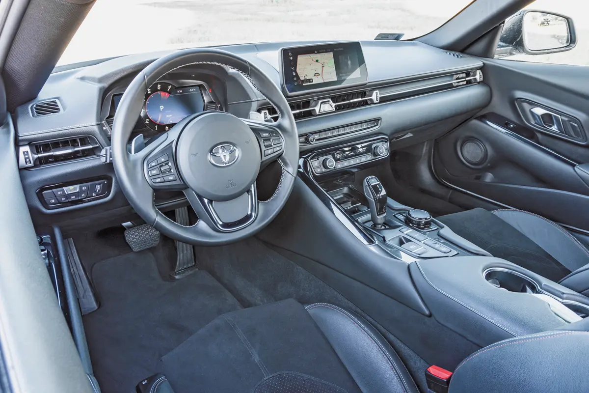 Nyomokban BMW-t tartalmaz a belső. A Toyota Supra pedálrendje hibátlan, az iDrive menüjét könnyű kezelni. Az ülések jól tartanak, a vezetőnél a lap meredeksége és a deréktámasz is állítható