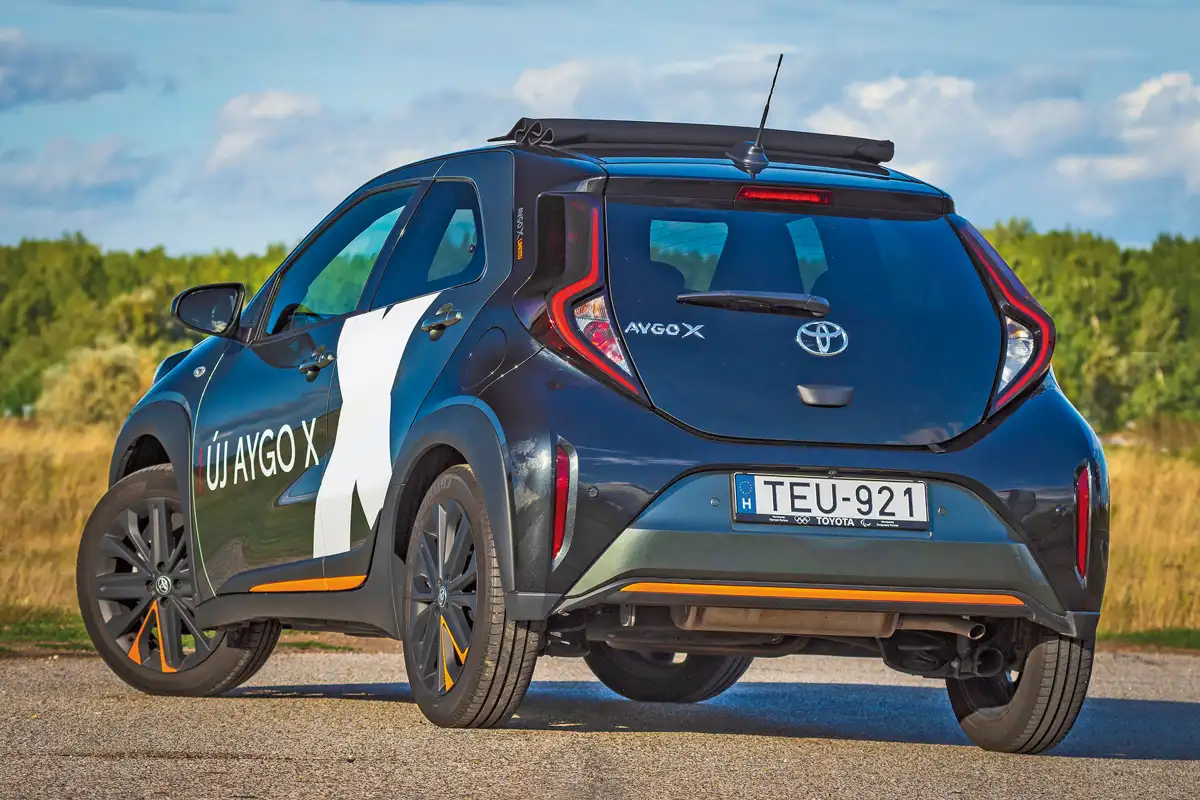 Régen a Volvo C30-asnak volt hasonló hátsó ajtaja. A gumik vékonyak, 175 mm szélesek, a rakodóperem magas (830 mm)