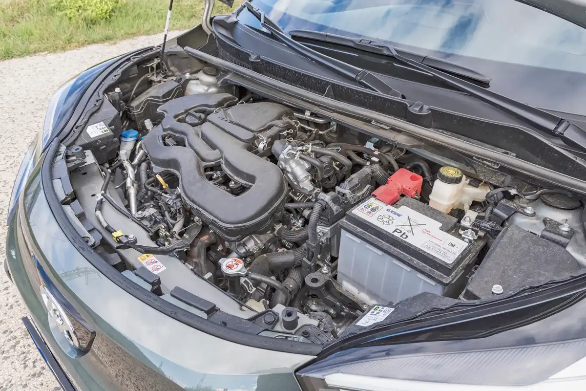 Csak a hangja a bűne a háromhengeres szívó benzinesnek. Városi szaladgáláshoz elég a 72 LE, a fogyasztás is kordában tartható, a CVT váltót kell lehetőség szerint elfelejteni