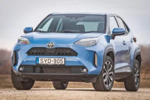 A Toyota Yaris Crossban nem csak az arányok, a formai részletek is mások, így első pillantásra nem tűnik a Yaris leszármazottjának