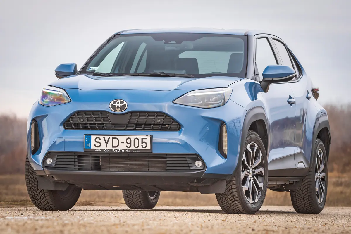 A Toyota Yaris Crossban nem csak az arányok, a formai részletek is mások, így első pillantásra nem tűnik a Yaris leszármazottjának