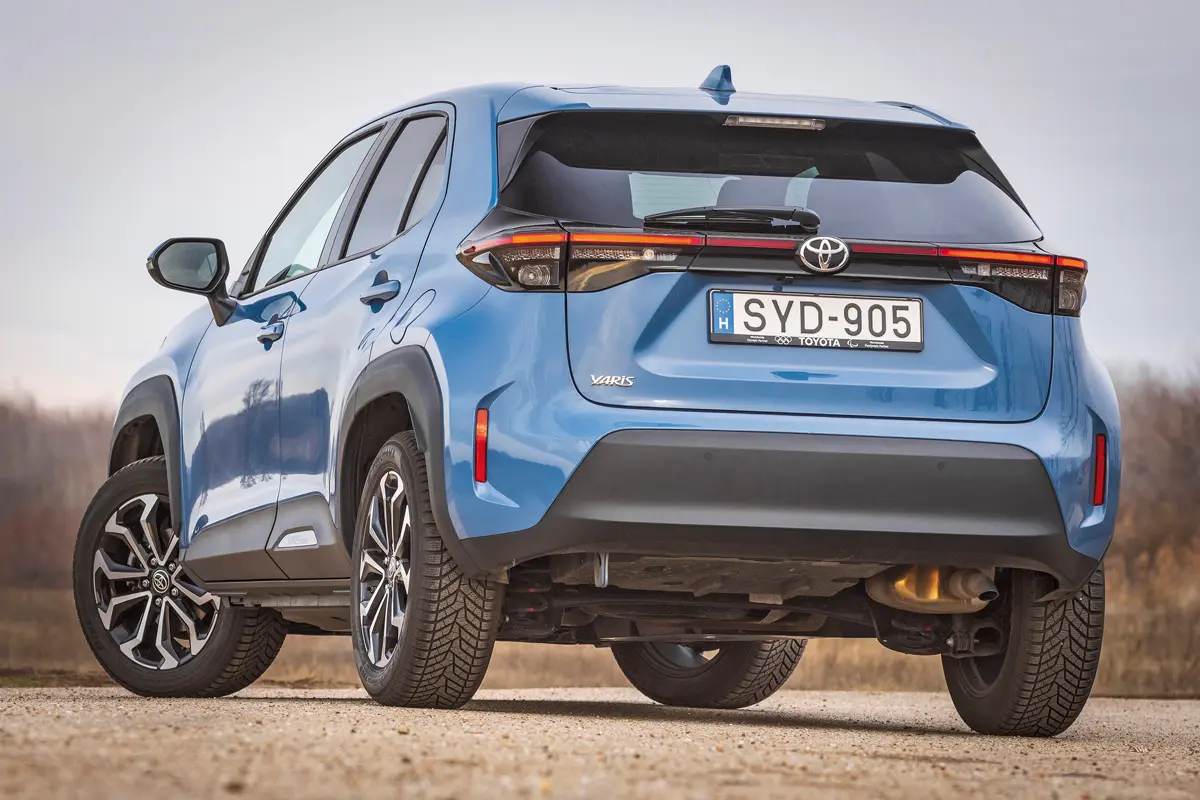 A Toyota Yaris Cross rakodópereme magas. A hibrid csak 750 kilós fékezett utánfutót húzhat, a benzines vontatmánya viszont 1350 kg lehet