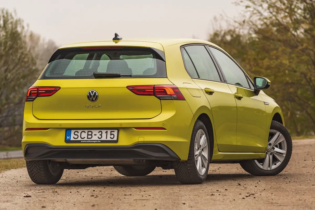 Felesleges ráírni, hogy Volkswagen Golf – szerte a világon mindenhol tudják, nem lehet eltéveszteni. A hibátlan lemezmunkát elárulják a tükröződések, a visszapillantók jók helyen vannak az ajtólemezenmfort és optikailag sem előnytelenek