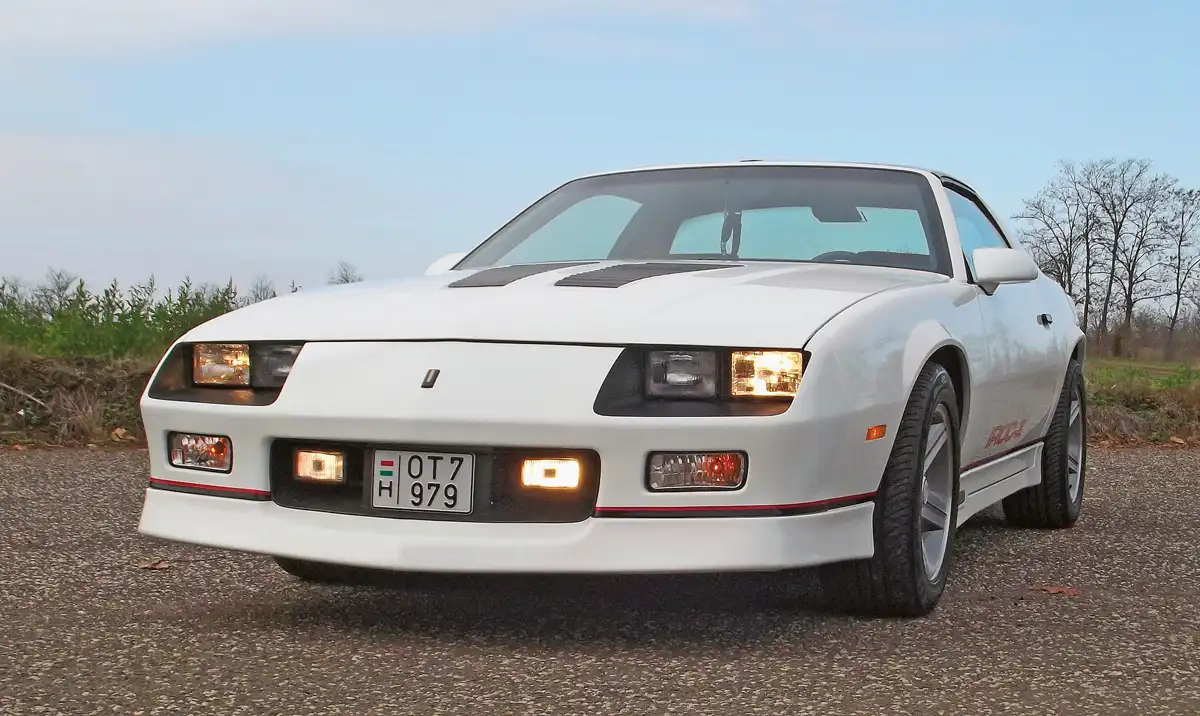1983-ban 180 018 Chevrolet Camaro készült összesen, ebből 21 177 volt IROC-Z. Az első-hátsó légterelő és a küszöb spoiler is az IROC-Z csomag része