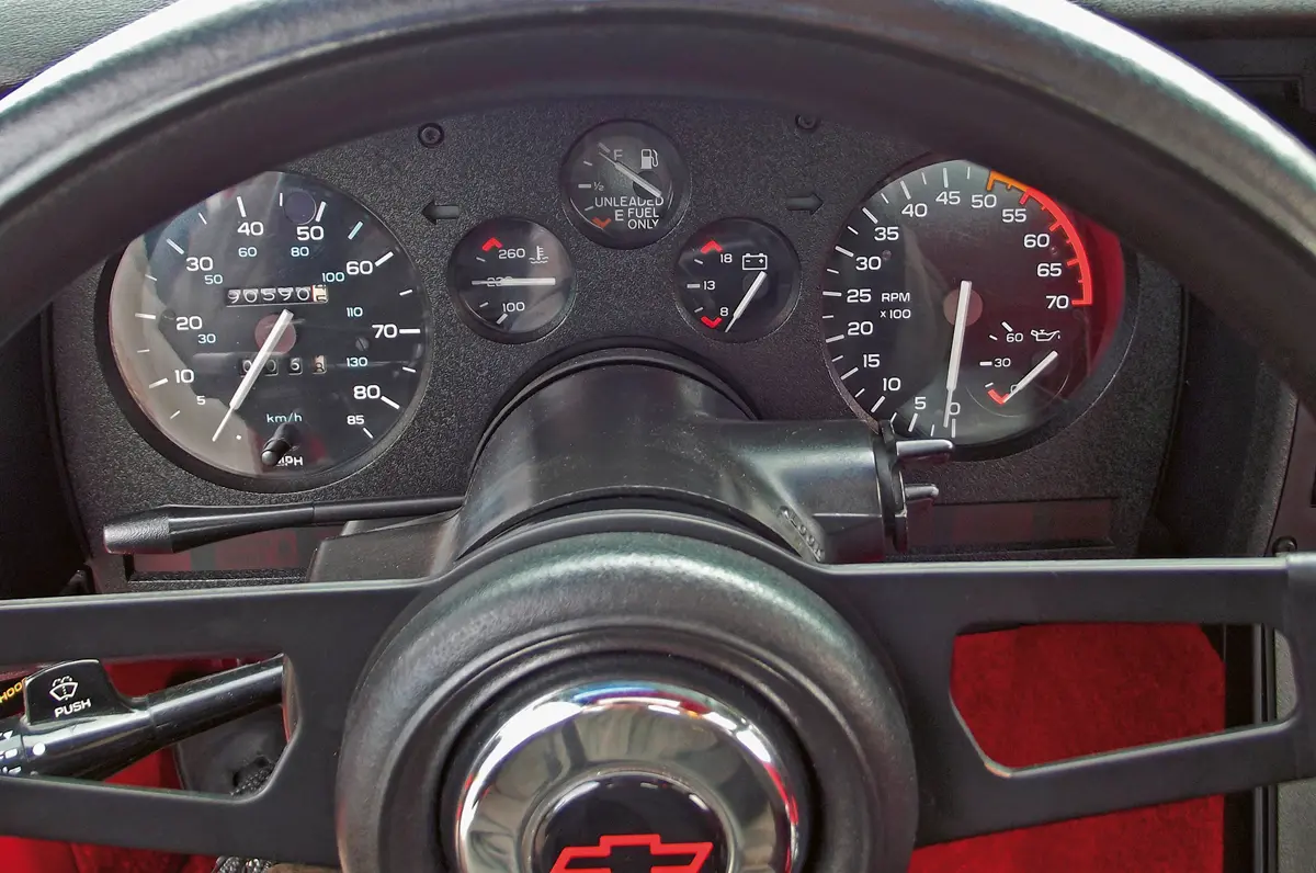A kortárs Corvette C4 digitális műszereivel ellentétben itt minden analóg