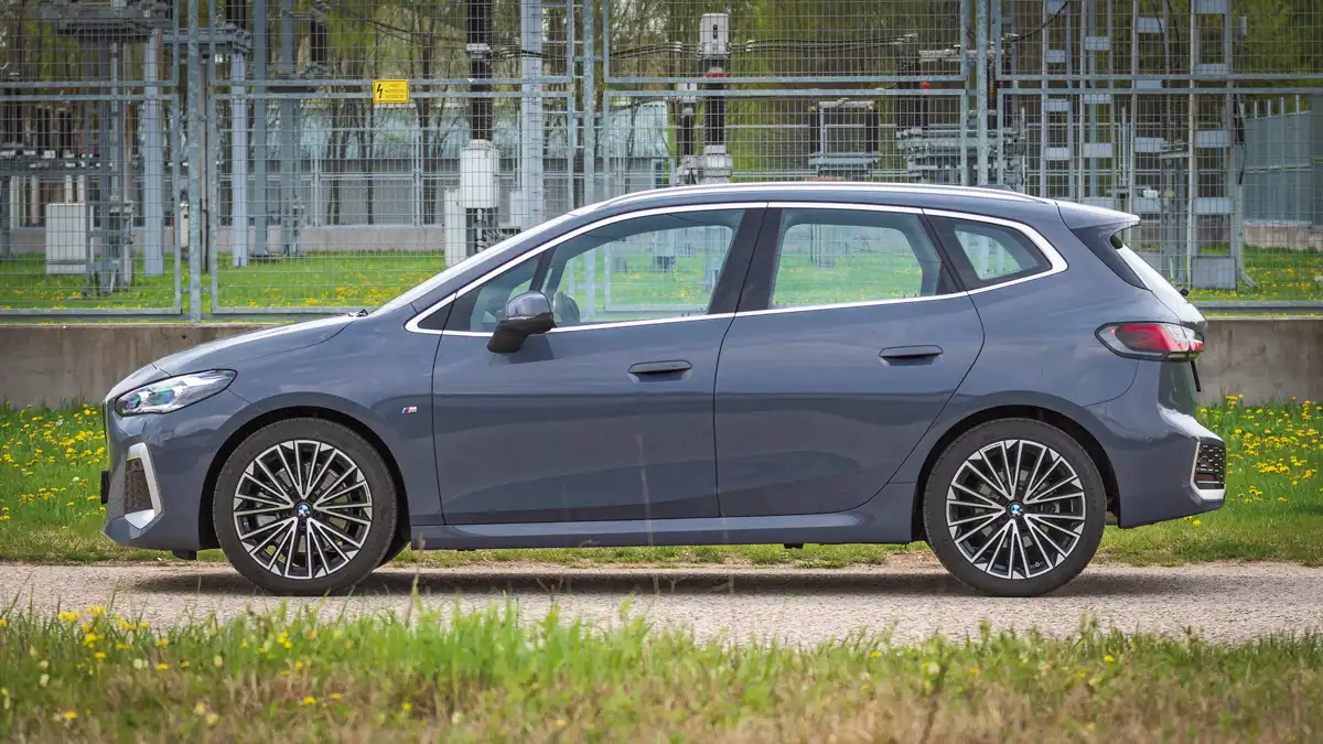 4,4 m-es hosszával valóban kompakt a BMW 223i Active Tourer. Az övvonal sportosan, lendületesen emelkedik, a hátsó ajtók üvegei nem engedhetők le teljesen