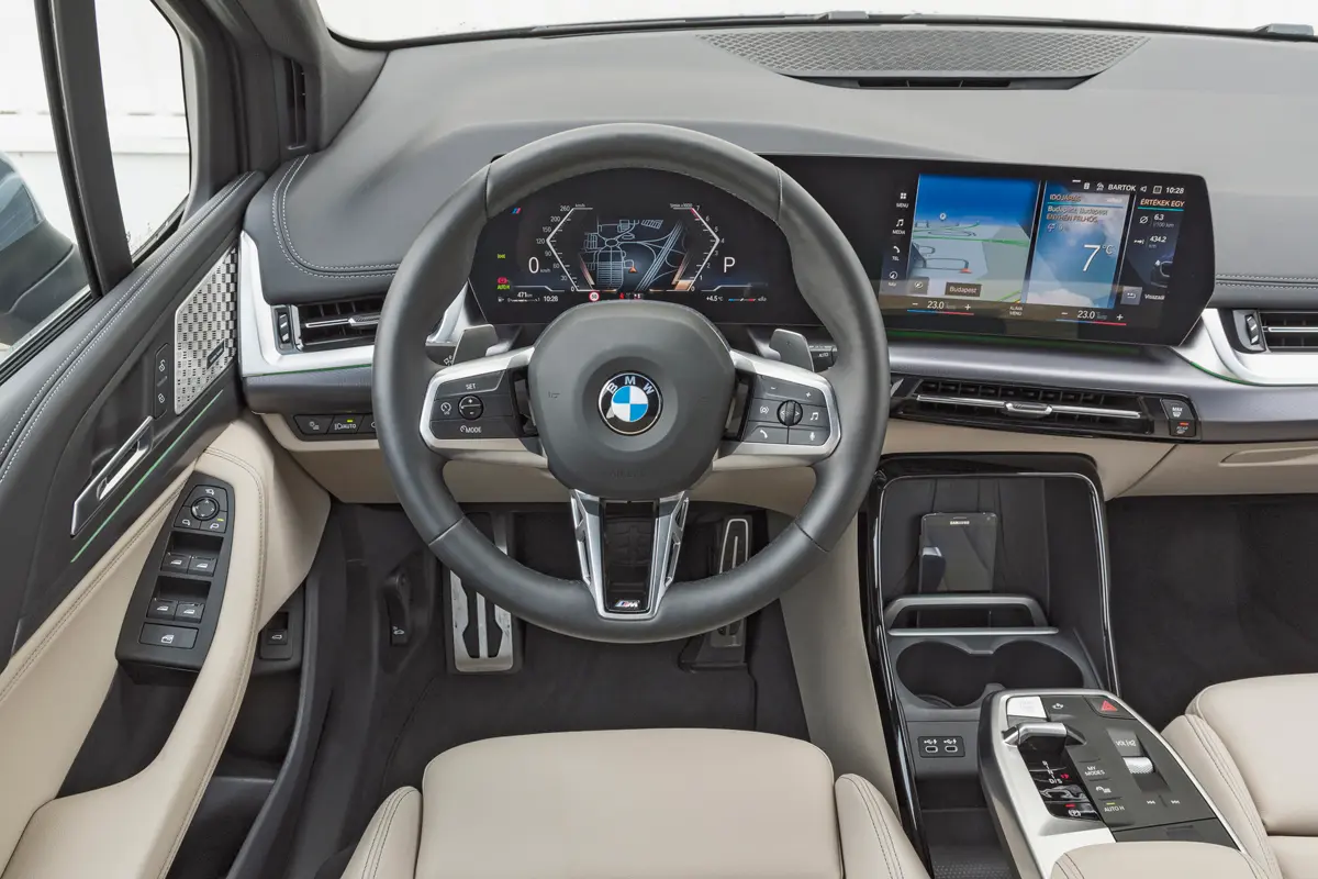 Idővel minden BMW megkapja az új műszeregységet. Egyelőre ez a 2-es az első, amiből száműzték az iDrive kontrollert, pedig az új 7-esben is benne van