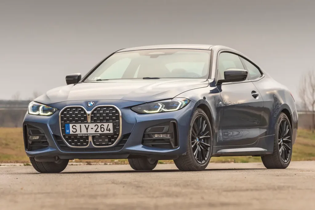 Igaz a mondás a hűtőmaszkra, hogy a kevesebb több lenne, de hozzá fogunk szokni. Az eleve lapos BMW 430i valósággal lapul az úton is, hasmagassága csupán 127 mm